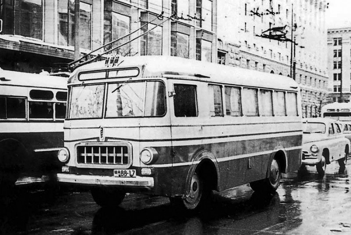 Полноформатный городской автобус с двумя двухстворчатыми дверями в салоне и пневматическим приводом. 1954 год.