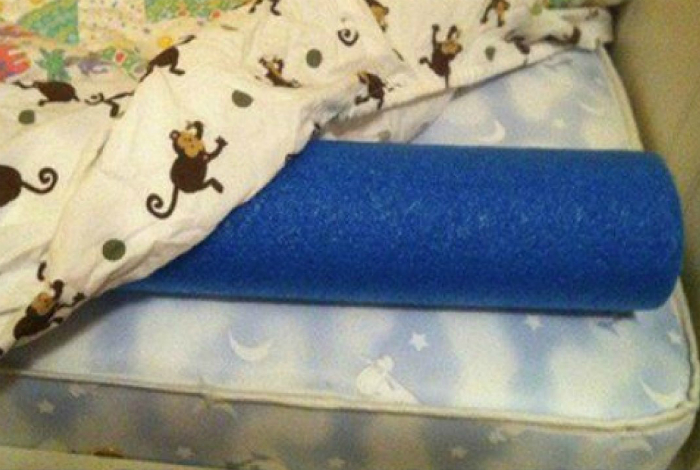 Используйте поролоновые валики, чтоб ребенок не падал  кровати во сне.