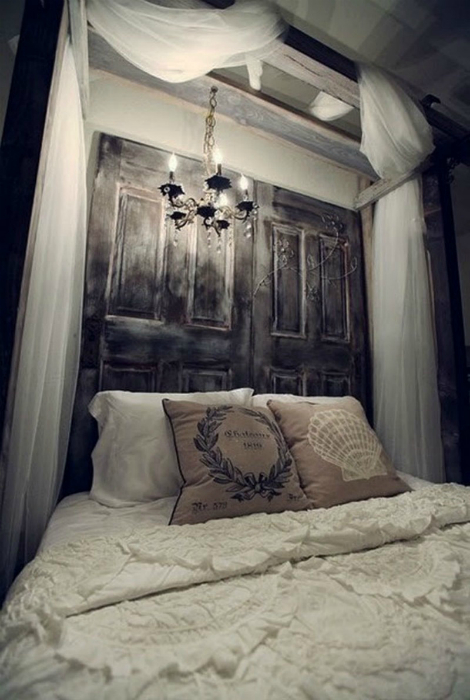 Старая дверь в изголовье кровати, как элемент декора.