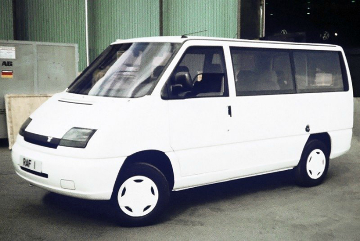 Новый микроавтобус, оснащенный самым современным, по тем временам, инжекторным ЗМЗ-406 двигателем. 1989 год.