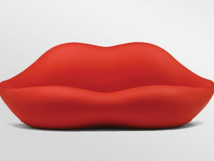 Гламурный, ярко-красный диванчик в виде губ.