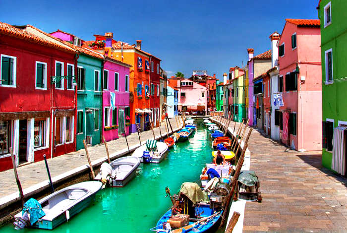 Островной квартал Венеции с красочными домиками.
