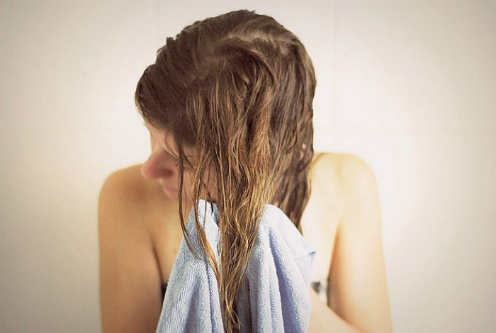Волнистые волосы следует просто промакивать полотенцем и не в коем случае не тереть.