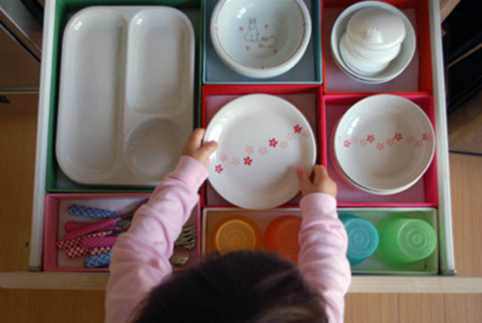 Выделите отдельный ящик для хранения детской посуды.