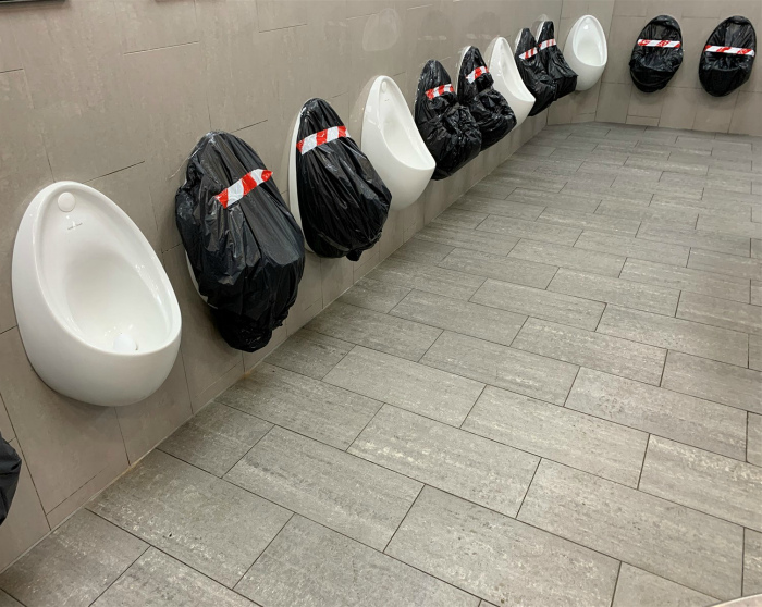 Общественные туалеты теперь стали менее общественными... | Фото: iDNES.cz.