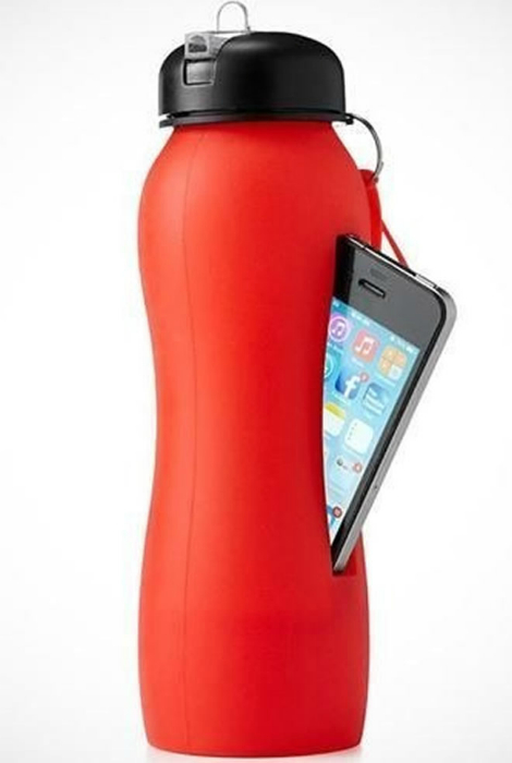 Спортивная бутылка для воды с отсеком для смартфона.