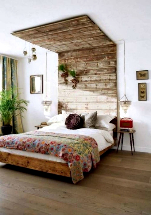 Подвесная кровать с деревянным изголовьем.