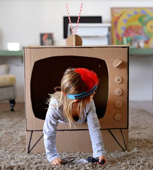 Телевизор из старой картонной коробки, который понравиться малышам, мечтающим о славе.