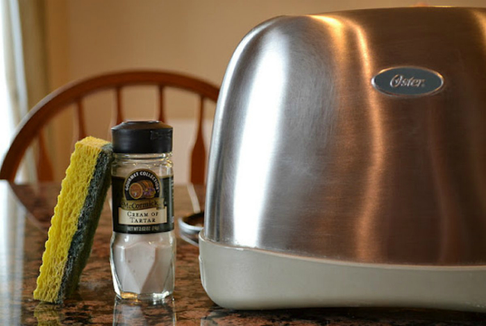 Винный камень или лимонный сок помогут очистить кухонную технику.