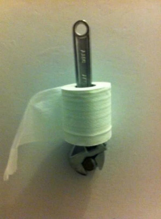 Супер надежное крепление для туалетной бумаги.