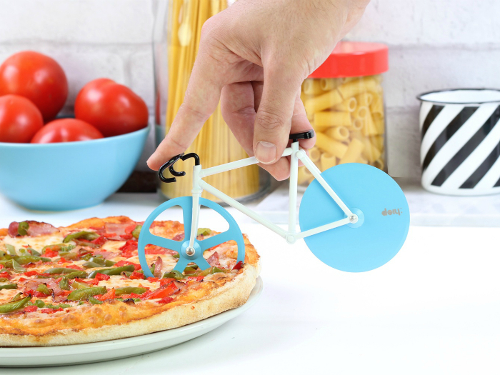 Необычный нож для пиццы в виде велосипеда.