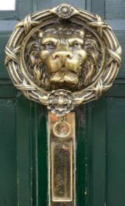 Дверная ручка, украшенная изображением величественного льва.