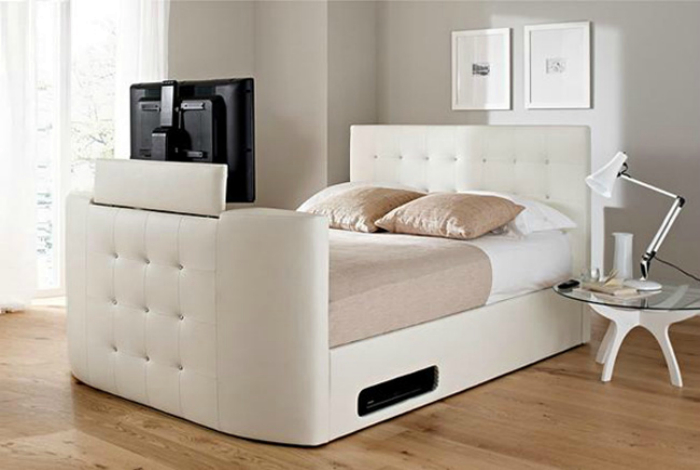 Кровать со встроенным телевизором.