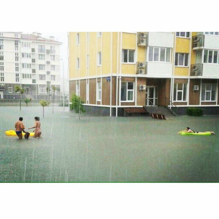 Россияне уверены, что у природы нет плохой погоды. Поэтому в дождь они радостно бегут купаться.