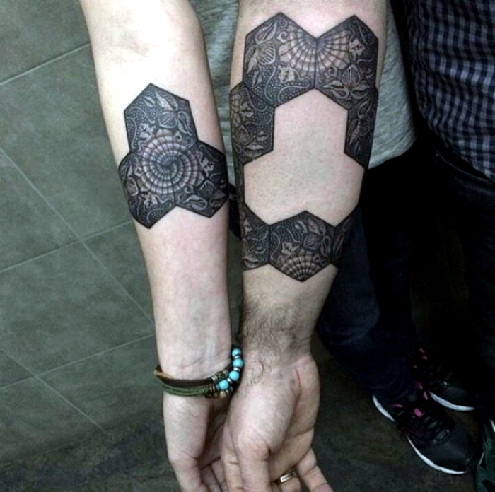 Оригинальная татуировка-двойка.