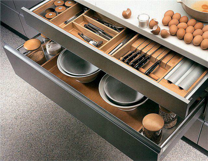 Вместо полок и шкафов, обустройте свою кухню максимальным количеством выдвижных ящиков. Они существенно сэкономят место и упростят уборку.