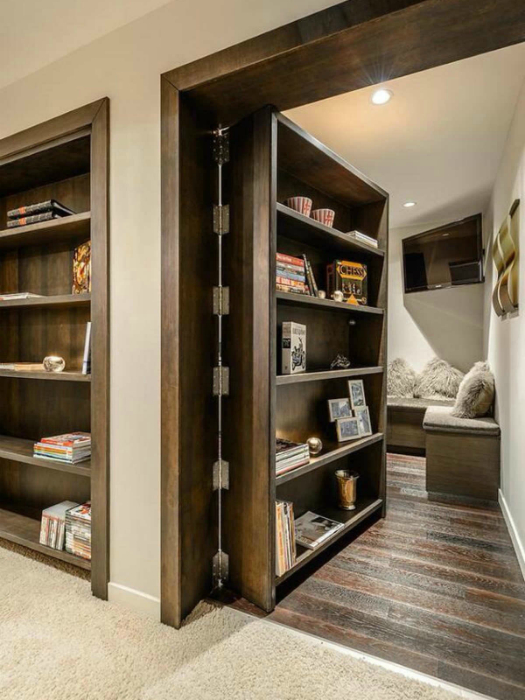 Оригинальная идея и экономия пространства - дверь, замаскированная под книжный шкаф.