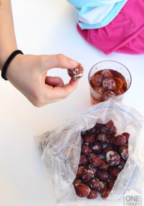 Используйте замороженные ягоды вместо обычного льда, чтобы охладить напитки.