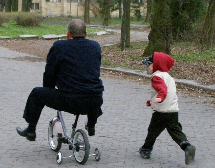 По мнению Novate.ru, папа слишком увлекся велосипедом. | Фото: Пикабу.
