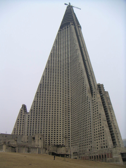 Заброшенная гостиница в Пхеньяне.