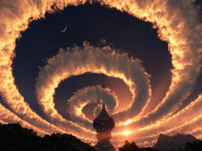 Удивительное спиральное облако, переливающее в лучах заката.