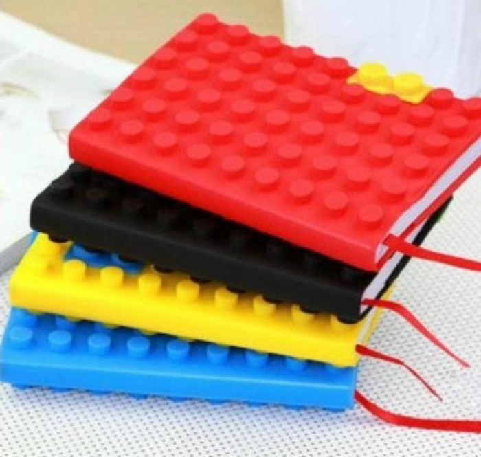 Яркий блокнот в силиконовой обложке, выполненный в стилистике конструктора Lego.