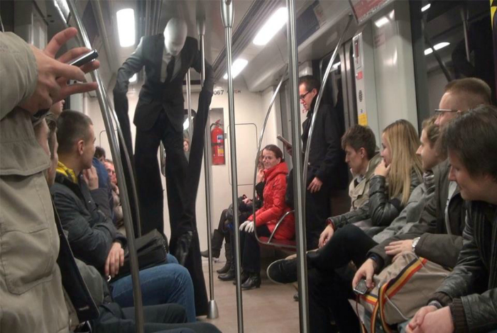 Очень большой человек в вагоне метро.