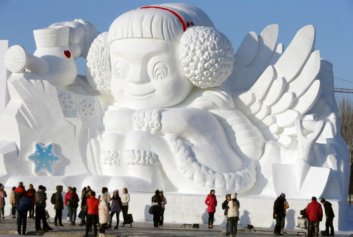 Очаровательная снежная скульптура, впечатляющих размеров.