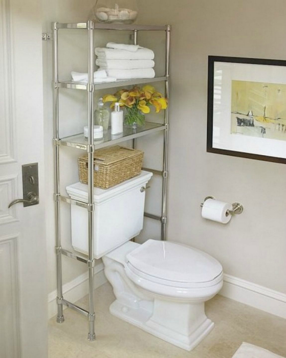 Туалетные принадлежности и моющие средства можно хранить на этажерке, установленной за унитазом.