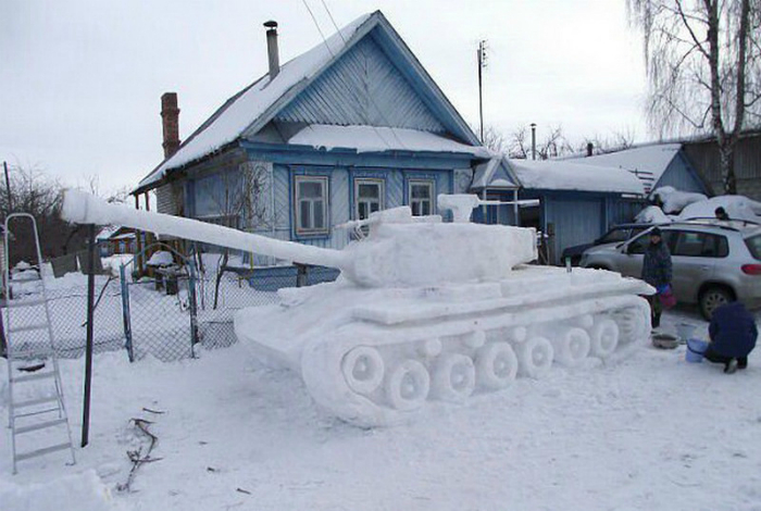 Снеговики в прошлом, русские детки лепят танки в реальном размере.