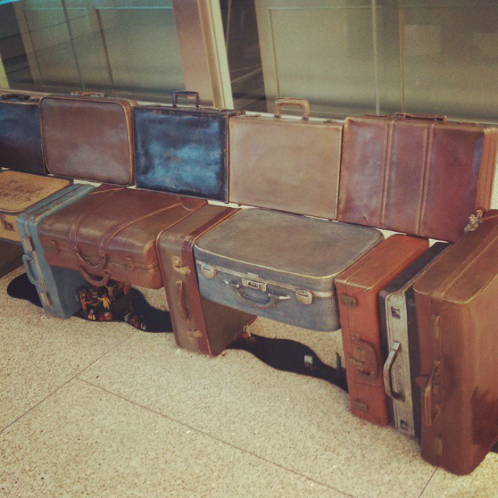 Оригинальная лавка из старых чемоданов, которую оценят все заядлые путешественники.