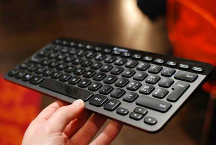 Ультратонкая клавиатура с подсветкой, которая подключается к устройству с помощью bluetooth.