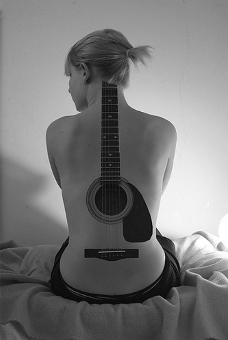 Изображение гитары на женской спине.