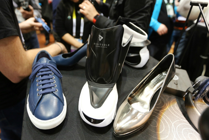 Уникальная коллекция обуви от компании Digitsole способна подогревать ноги, подсчитывать количество шагов и сожжённых за день калорий. Обувь оборудована Bluetooth и сопровождается официальным приложением.