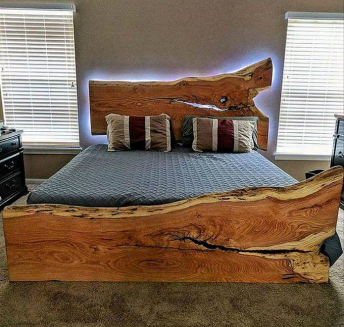 Кровать из грубого дерева.
