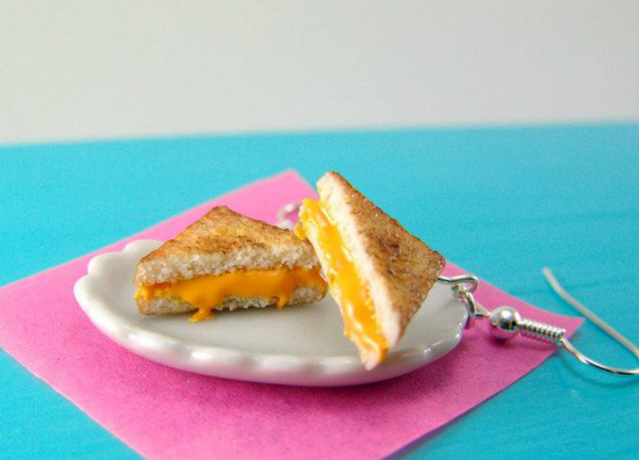 Забавные серьги в виде сэндвичей с сыром.
