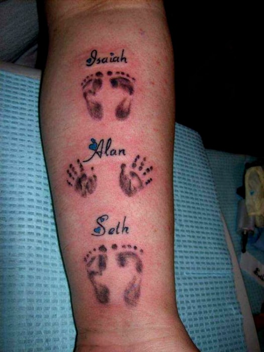 Татуировки с отпечатками детских ступней и ладошек.