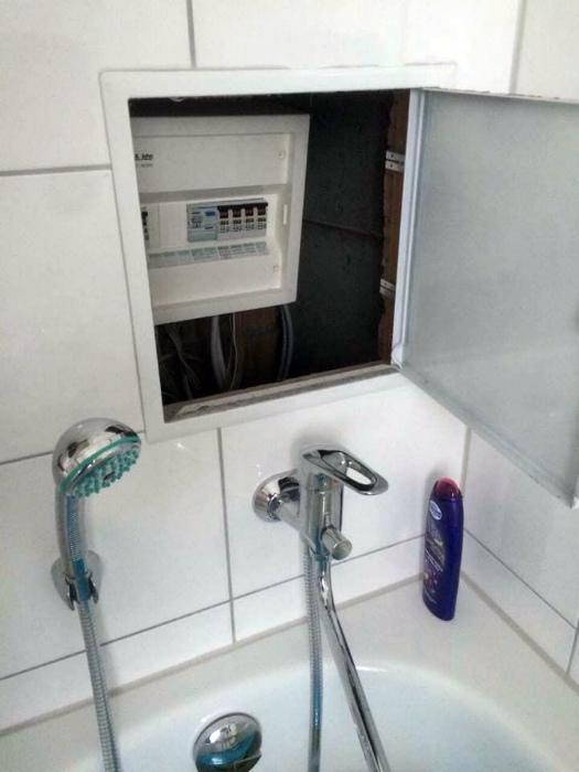 Мы на Novate.ru искренне недоумеваем, кому понадобился щиток в ванне.