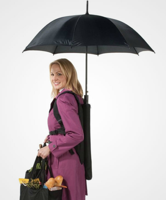 Зонт, который удобно крепится за спиной, что позволяет освободить руки.
