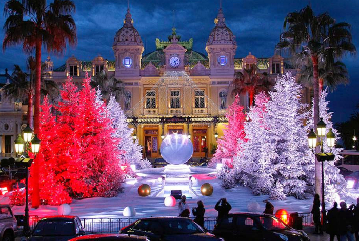 Рождественские декорации перед казино Монте-Карло.