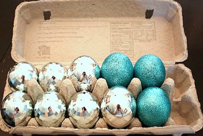 Чтобы елочные шарики из стекла не ломались, их можно хранить в картонных контейнерах от яиц.