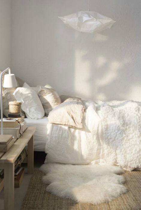 Постелите у кровати мягкий и красивый коврик, чтобы всегда просыпаться с «той ноги».