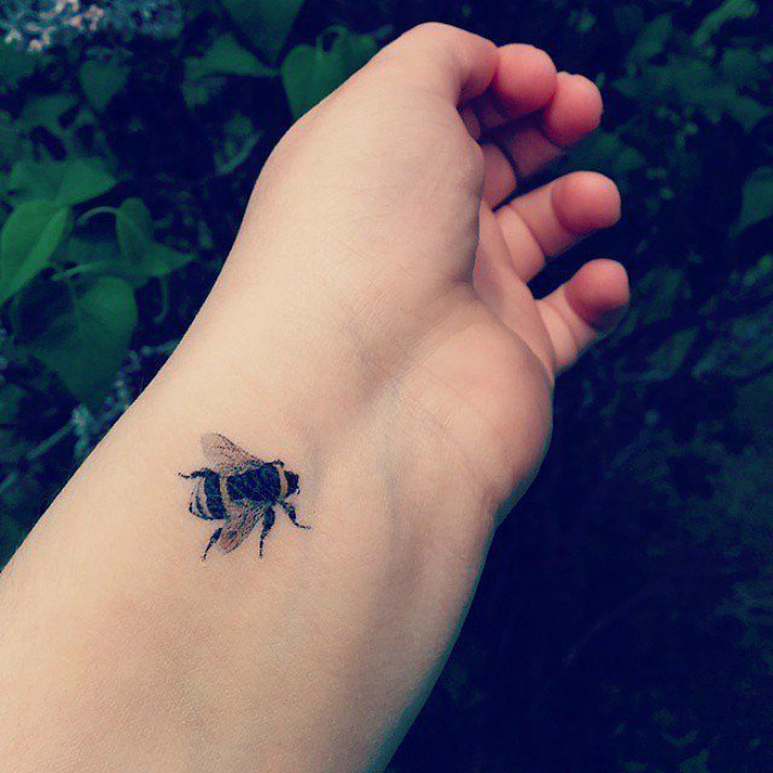 Татуировка с объемным изображением пчелы.