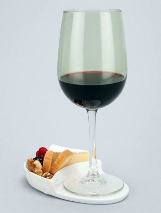 Компактный поднос для бокала вина и закусок.