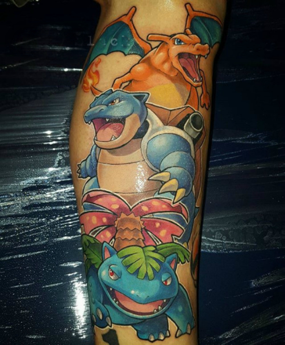 Большая татуировка с изображениями трех покемонов.