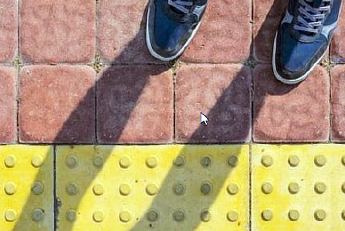Контрастная тротуарная плитка с объемным узором. | Фото: Васи.нет.