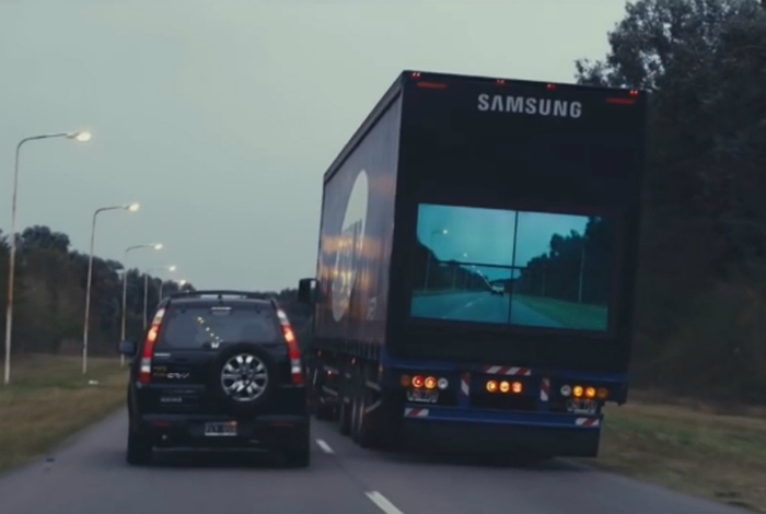 Компания Samsung совместно с рекламным агентством Leo Burnett изобрели систему Safety Truck, которая на четырех задних экранах транслирует видео, снятое впереди машины. Такая система поможет водителям безопасно объехать грузовик.