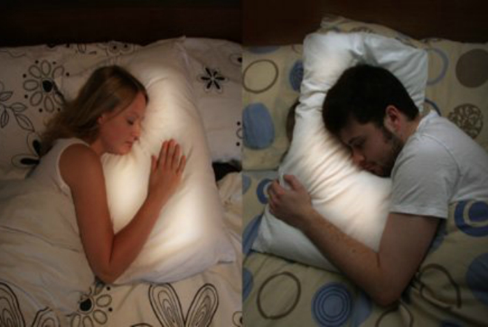 Pillow Talk - пара подушек, связанных с помощью беспроводных технологий, которые позволяют слышать сердцебиение партнера даже на большом расстоянии.