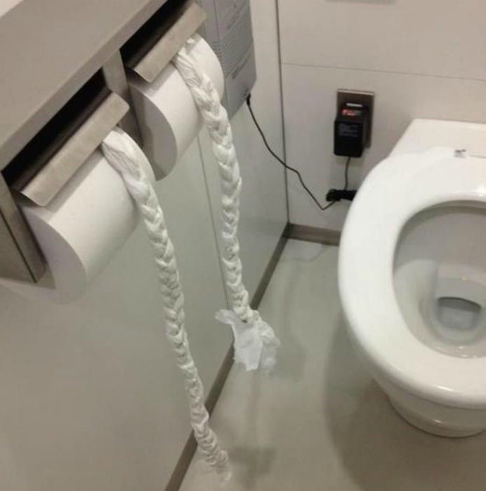 Косы из туалетной бумаги от самого лучшего и старательного работника компании.
