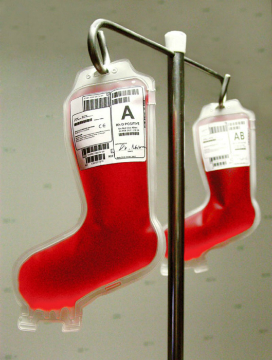 Пакеты для переливания крови в виде рождественских носков.
